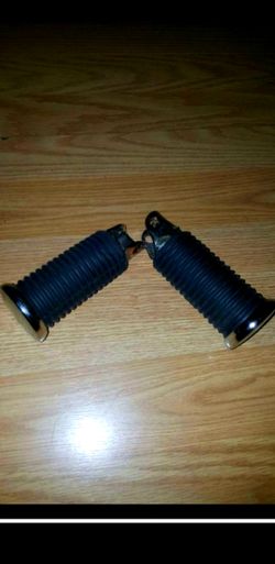 Harley Davidson Sportster Chubby foot pegs....fits 2004-2006 years....Great condition!