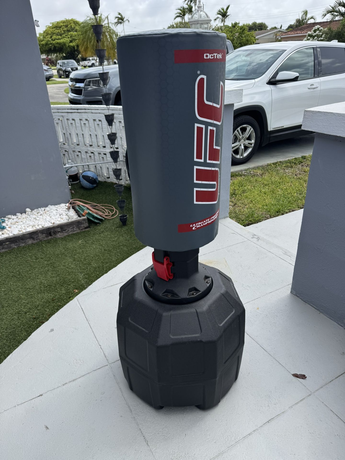 UFC Punching/Kicking Bag. Excellent condition.