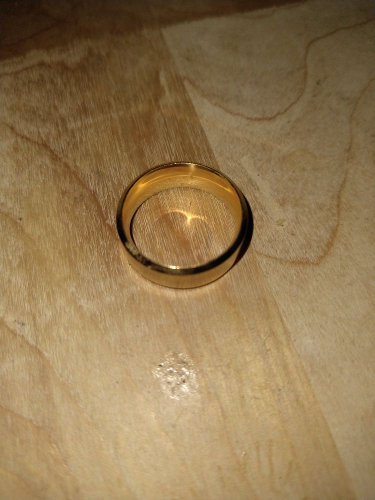Selling my men's wedding ring good condition