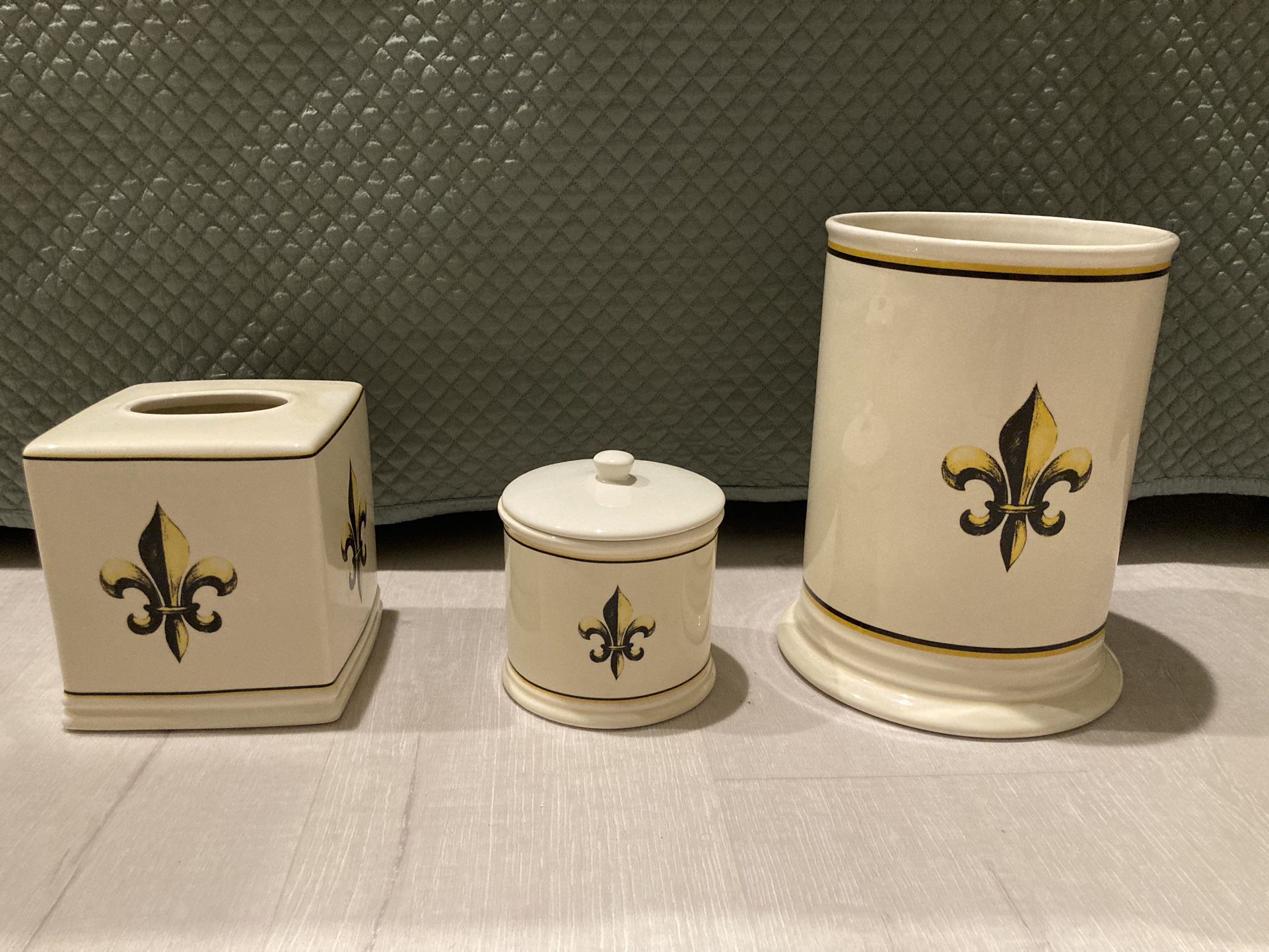 New Orleans Fleur De Lis 3 Piece Bathroom Set Brand New Condition.  Tissue Box Holder, Apothecary Container Jar & Trash Can Waste Basket! All 3..