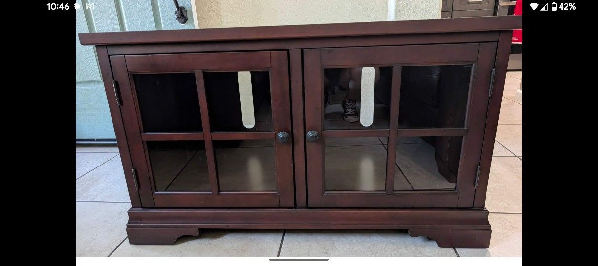 Mahoghany TV Stand / 1 Shelve On Each Side /Like New