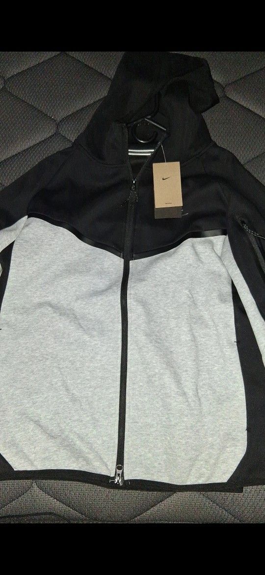 NIKE TECH