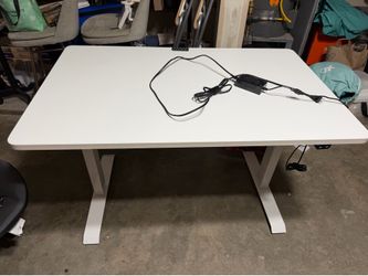 Electric standing desk