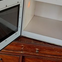 MICROWAVE BY GENERAL ELECTRIC. 

 VINTAGE MICROWAVE 
ABOUT 1972. 

WORKS LIKE NEW.

DIMENSIONS:
22"     WIDE 
20"     DEPTH 
15"      TALL 

CAN PLUG 