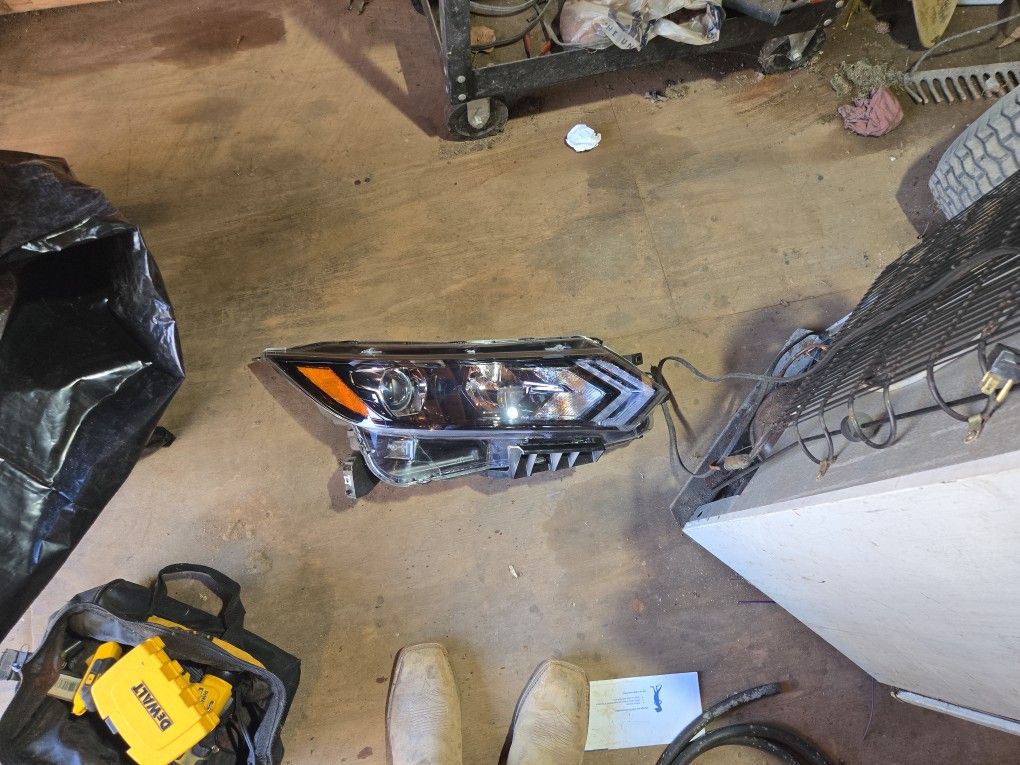 2020 Nissan Rogue Right Front Headlight Assembly