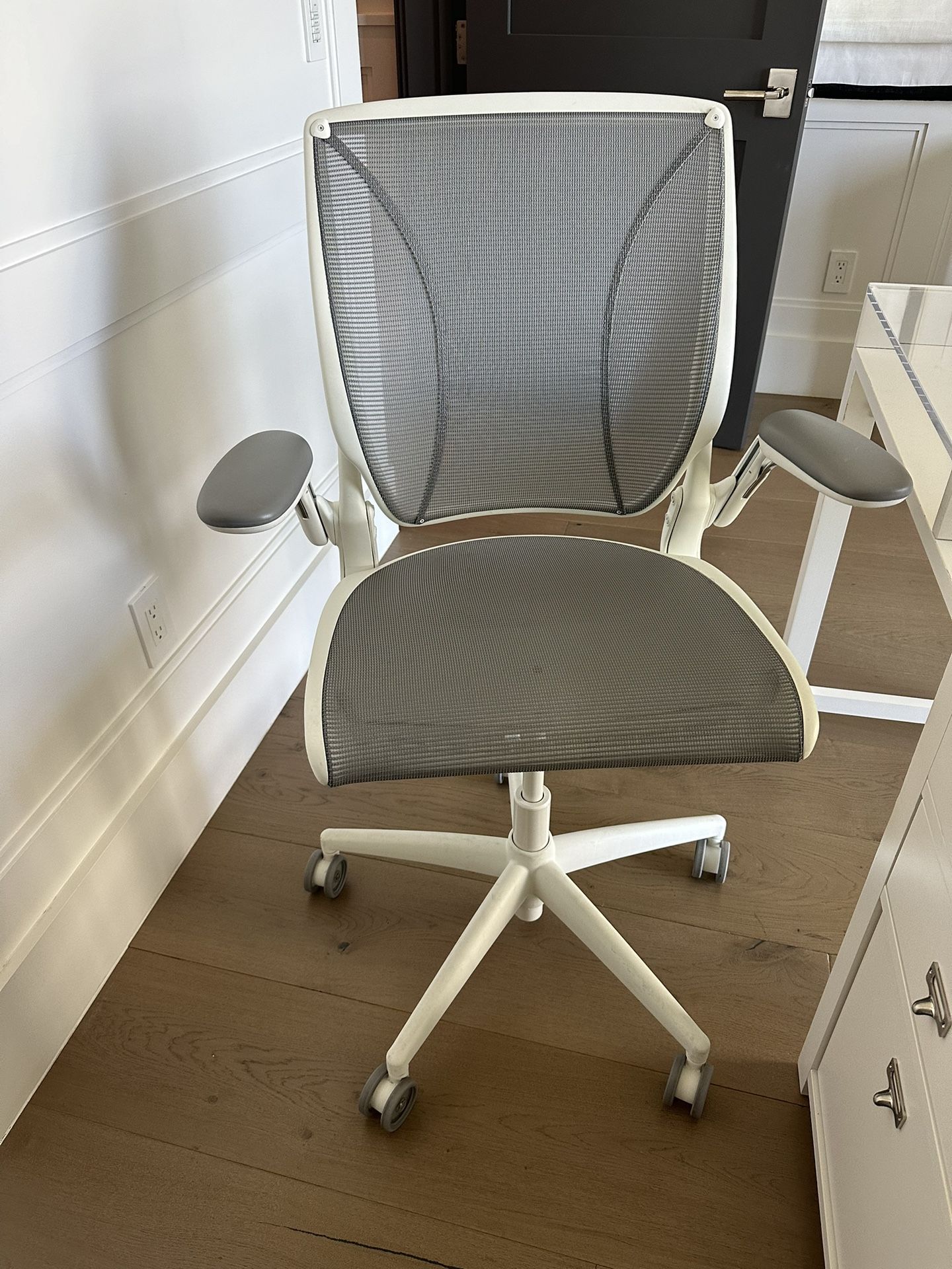 Ergonomic White And Grey Desk Chair for Sale in Los Angeles, CA OfferUp