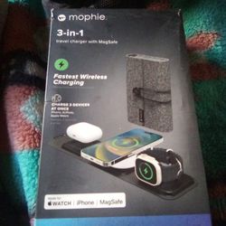 3 in 1 Mophie Wireless Apple Charger 