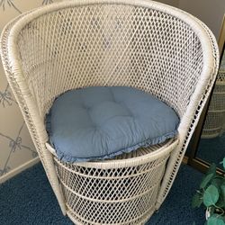 VINTAGE WHITE WICKER RATTAN PEACOCK SUNBURST BARREL ACCENT CHAIR w/ CUSHION