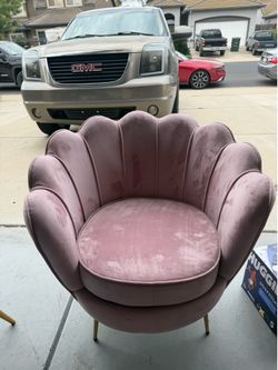 Pink seashell chair