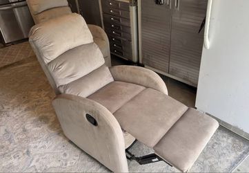 2 Recliner Waifair Chairs