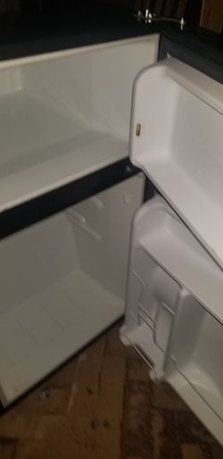 se vende refri pequeña $60 funciona muy bien