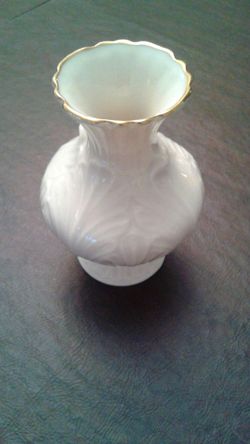 LENOX embossed flower vase