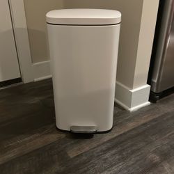 Brand New White Garbage Can (8 Gallon)