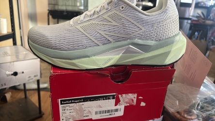 NEW BALANCE WOMEN’s FuelCell Propel v5