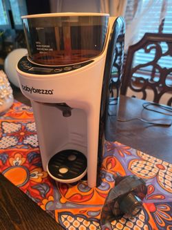 baby Brezza bottle formula dispenser and bottle maker