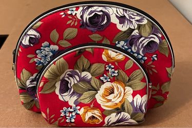 Two small pouches with a floral print for your daily use.