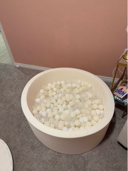 Kids ball pit (balls included)