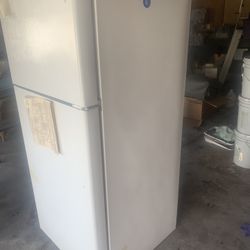 GE Refrigerator 17cu