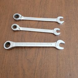 Vintage GearWrench Set of 3 Reversible SAE Ratchet Wrenches 9/16", 5/8", 
1/2". .  . Pre-owned, good shape, please see photos for details.
Weight 13oz