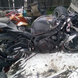 Gsxr 600r 2023 Just Needs Fuel Pump Will Start With Gas Poured In Carbs Or Stater Spray Cosmetics /Fairings/Good Washing .It's Registered 