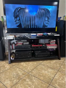 Tv and table for sale 65in