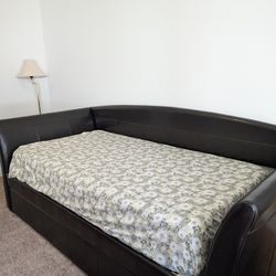 Bob's Montgomery Daybed (With Mattress)