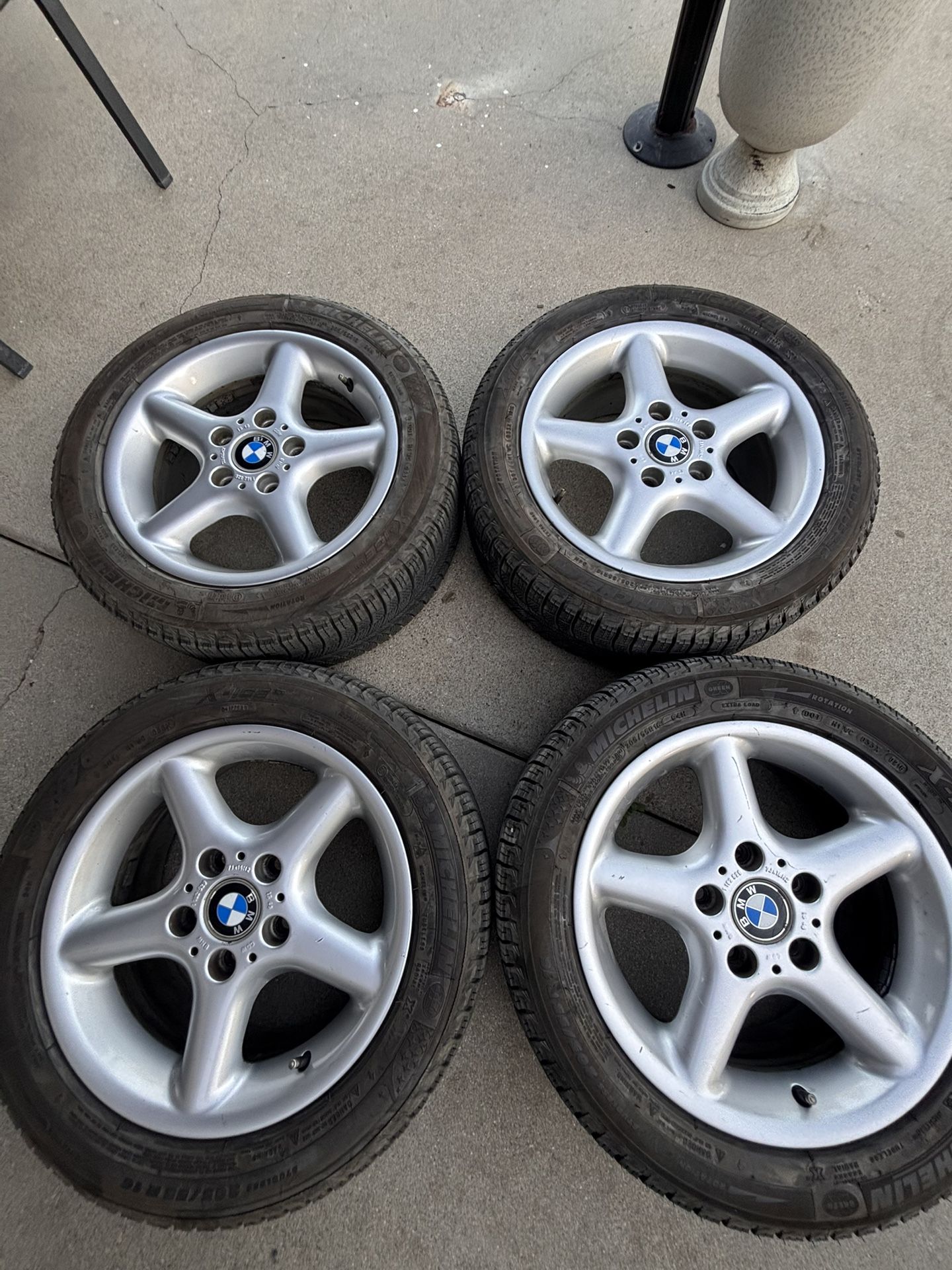 Selling a full set of original BMW Style 32 alloy wheels with Michelin snow season tires