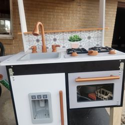 Kitchen toy with dishes