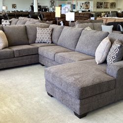 Tracling 3pc Sectional with Chaise