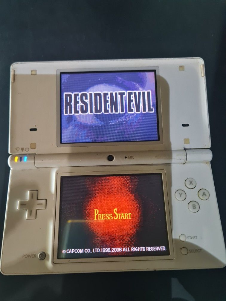 Nintendo Dsi Coke White + R4 Card Gold