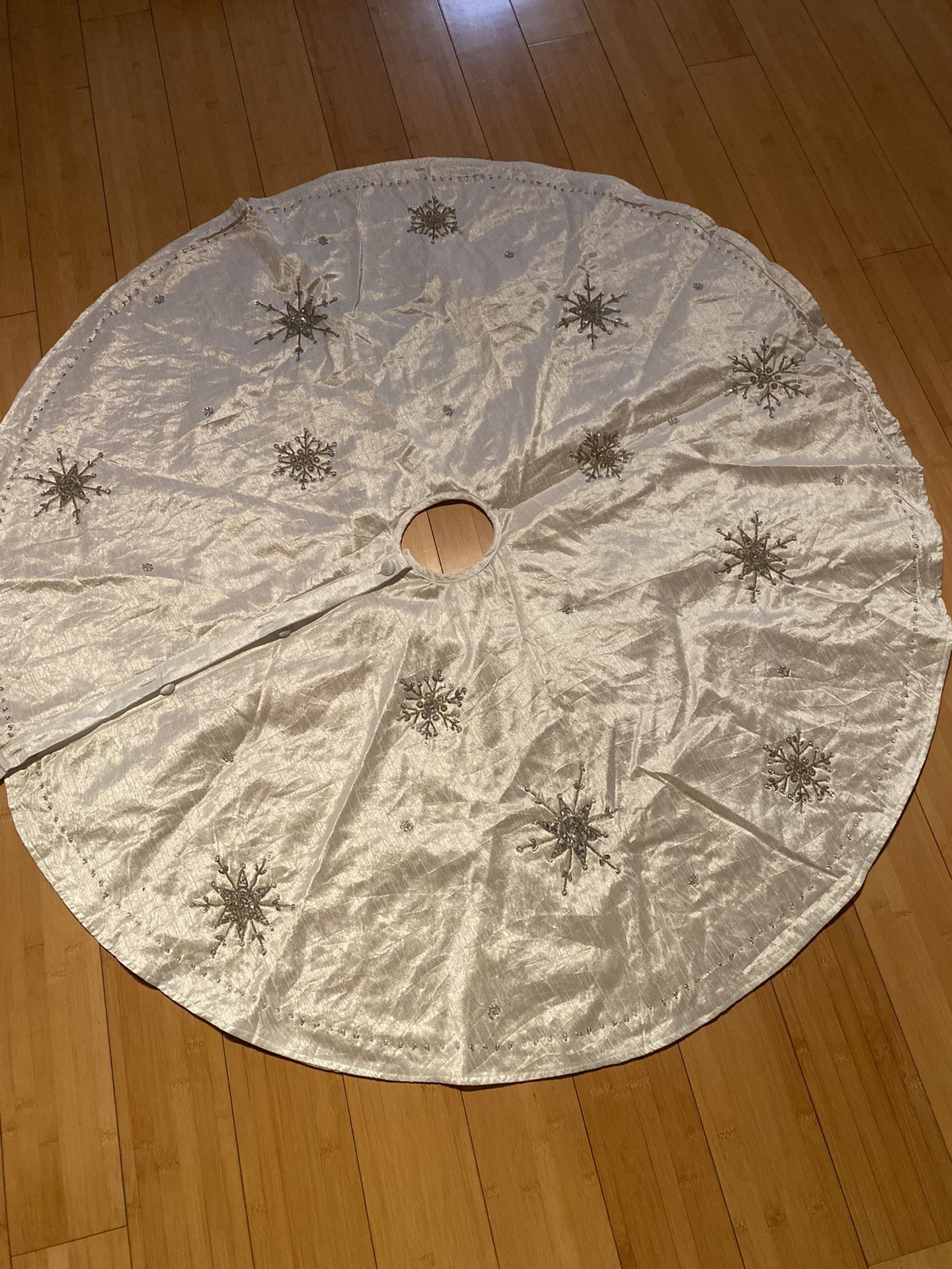 Chestnut Lane Holiday Tree skirt & Two 12ft Garlands