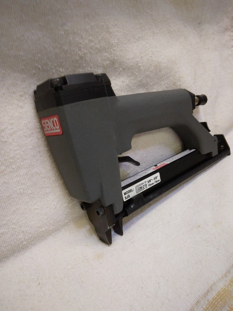 SENCO SJS Staple Gun, w/2 boxes crown staples.