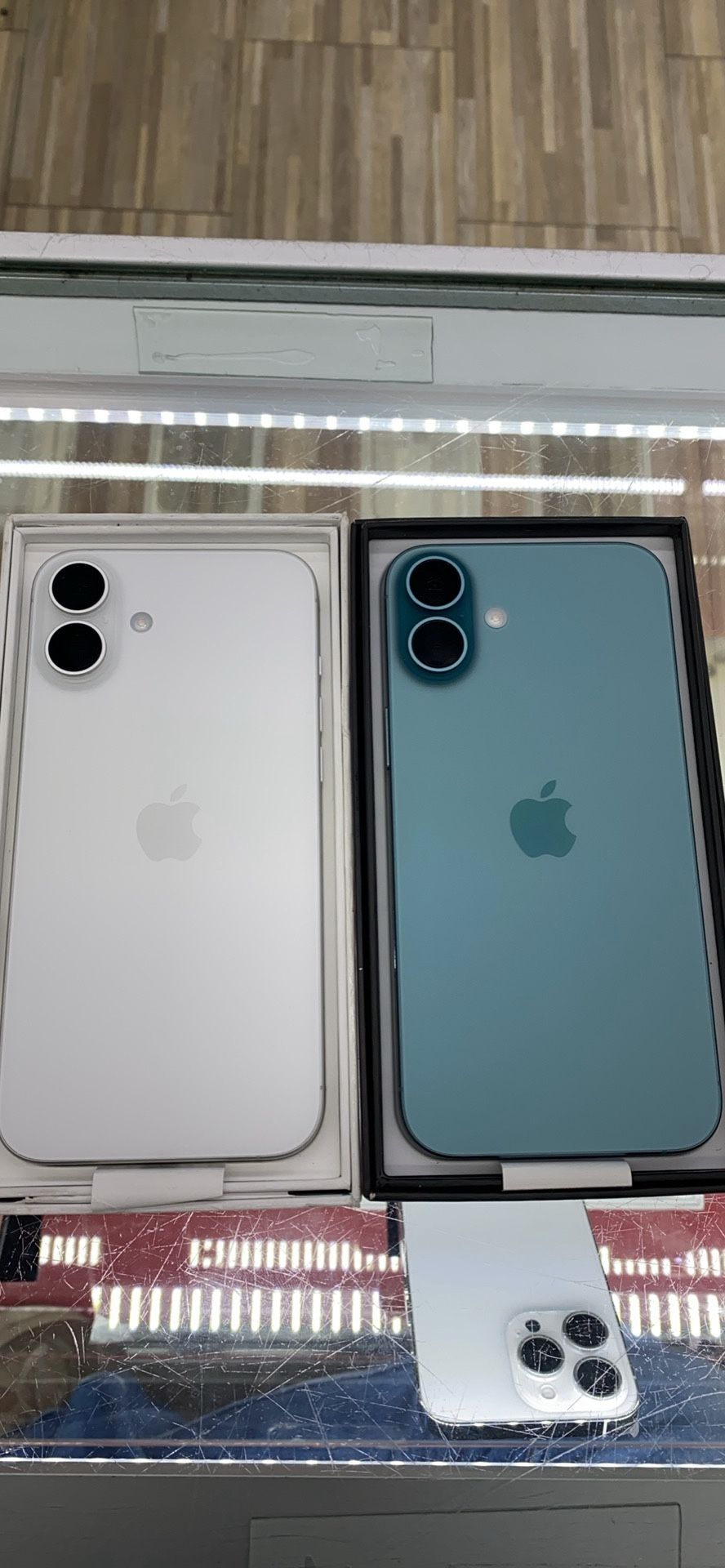 iPhone 16 Plus Factory Unlock