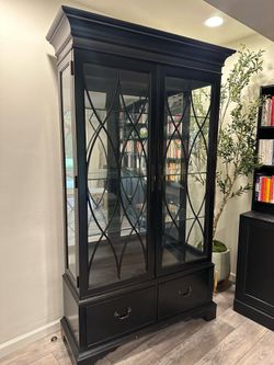 Thomasville Lighted Curio Cabinet / Display Cabinet - Black Finish