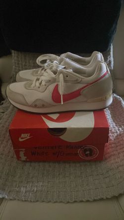 NIKE VENTURE RUNNER Size 8 Women’s