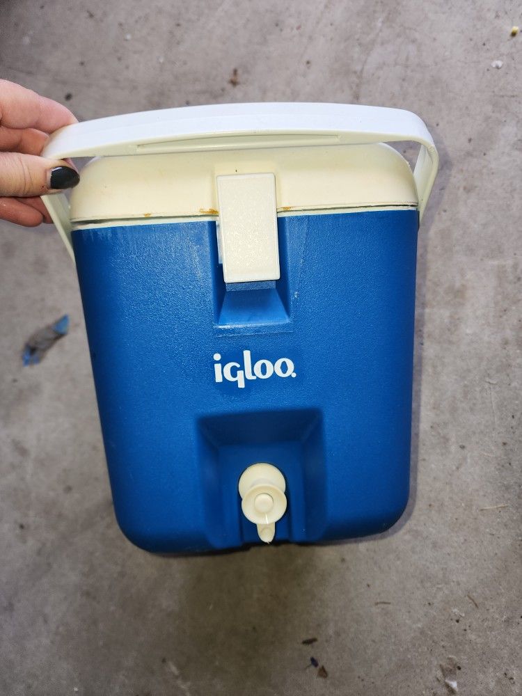 Vintage Igloo Cooler ICE Box 1-Gallon Cube Square Water Jug Spout & Clasps