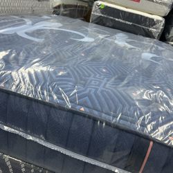 QUEEN SIZE STEARNS & FOSTER LUX ESTATE MATTRESS & BOX SPRING BED SET