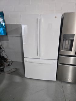 GE WHITE FRENCH DOOR FRIDGE 
