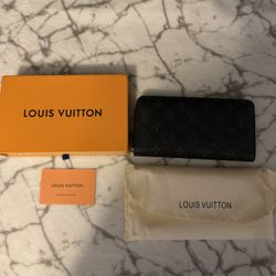 LV Women’s Wallet