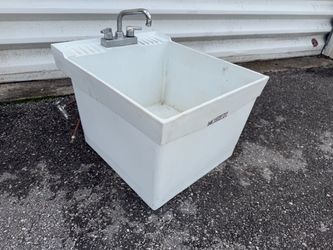 Utilatub Model 19 Utility Thermoplastic Laundry Tub Garage Work Shop Sink with Faucet and Copper connection hoses! Good condition!  24x20x15in