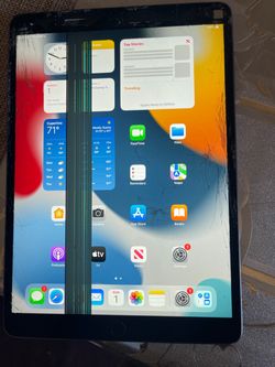 Selling 2 iPads both working great but damage screens.