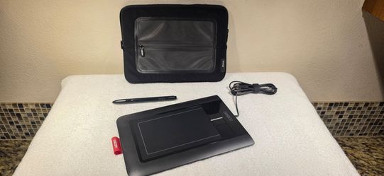 Wacom Bamboo Pen & Touch Digital Drawing Tablet (CTH-460) with Pen & Belkin Case