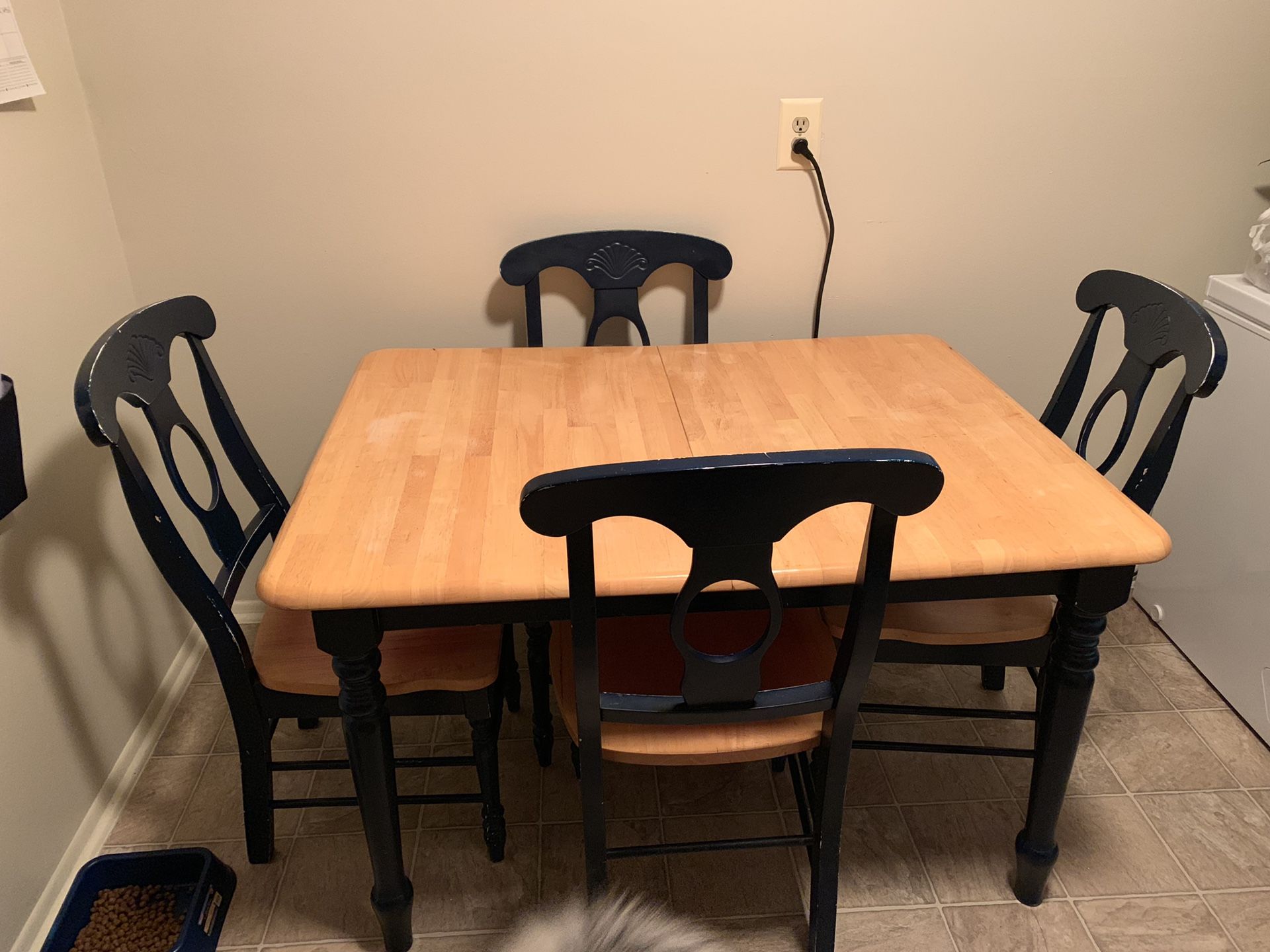 Kitchen Table with 4 chairs