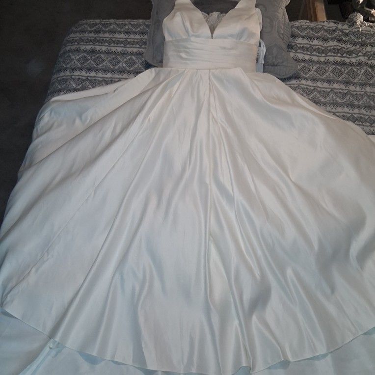 David's Bridal Wedding Dress Size 16. 