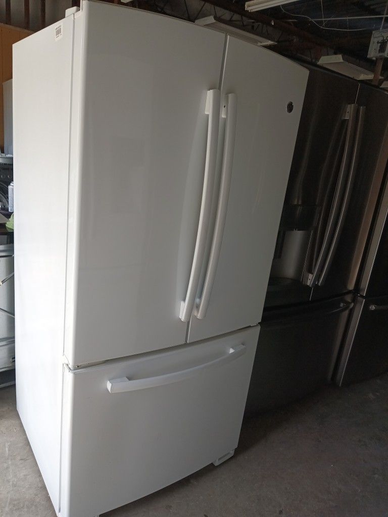33 WG/E Refrigerator Everything Works Good, Ice Maker On The Bottom