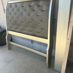 Queen Size Frame    Just Needs New Screws. They Missing 