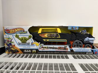 Hot Wheels Racer Verse Batman’s Escape Chase