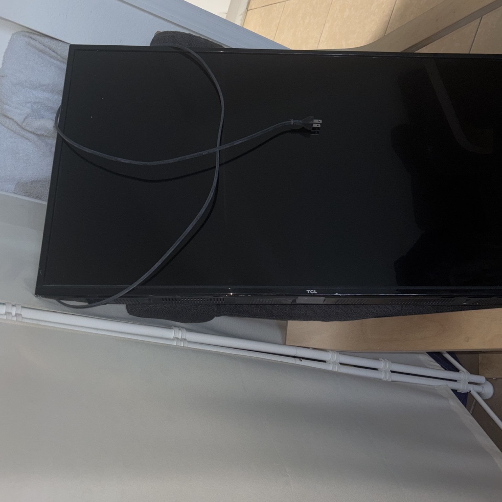 TV. 32”. ROKU