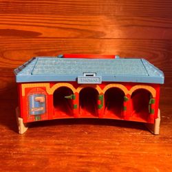 Thomas the Tank Train Engine Station Round House Take Along Learning Curve 2002