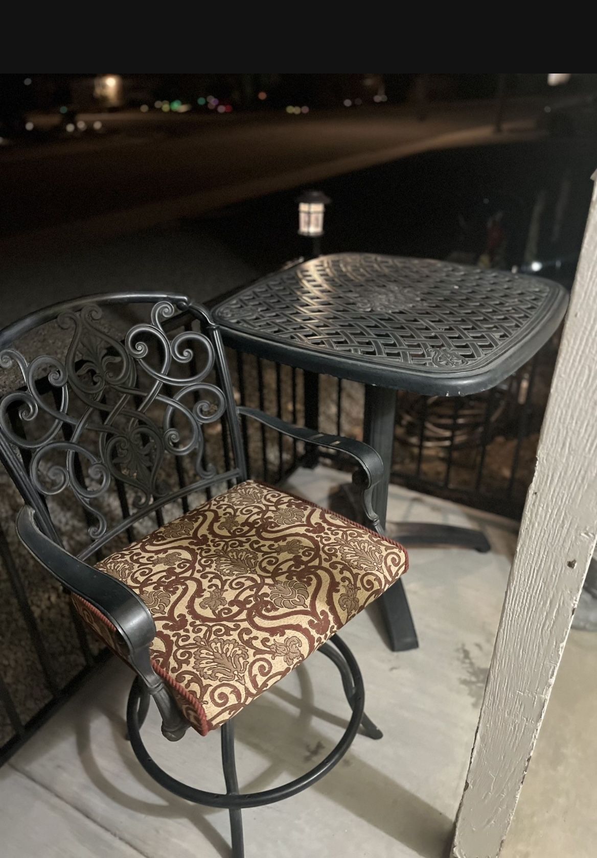 Rod Table and chair with cushion